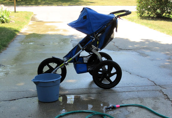 Cách vệ sinh xe đẩy em bé